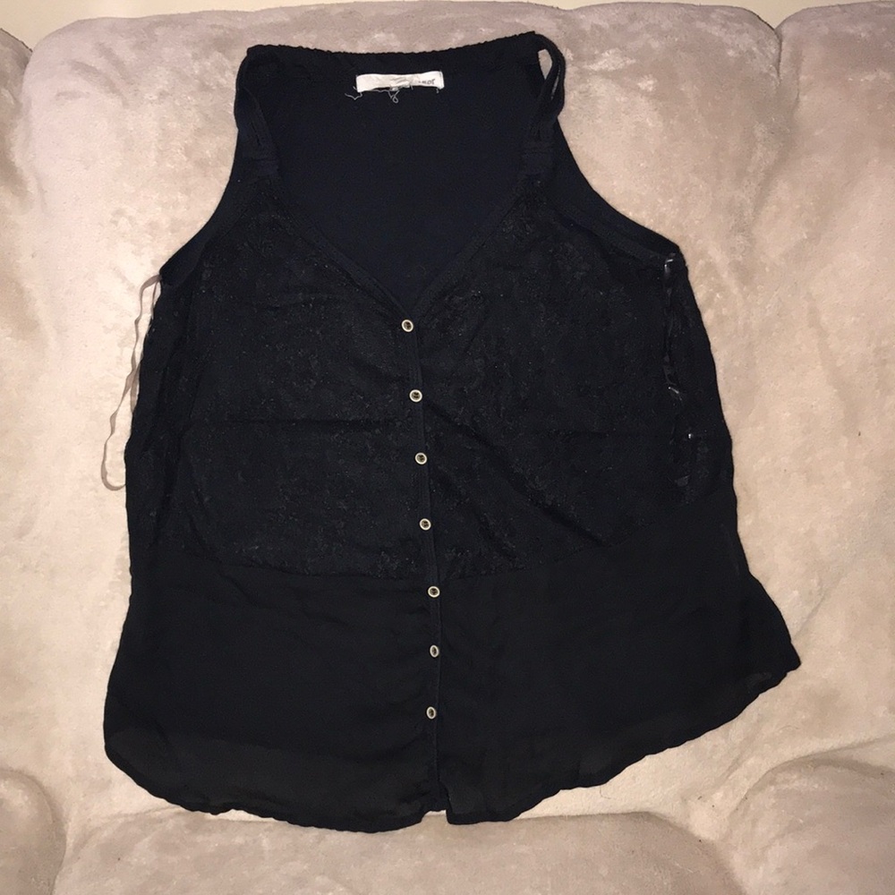 Demeanor small black tank with lace/buttons accents piling 💕